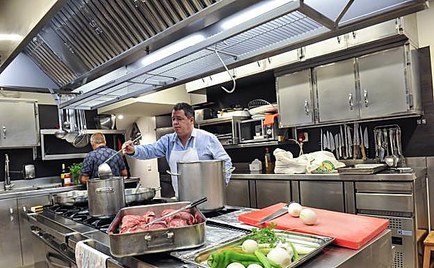 Xabier Unzueta, en la cocina de Gaztelubide, donde no hay tregua