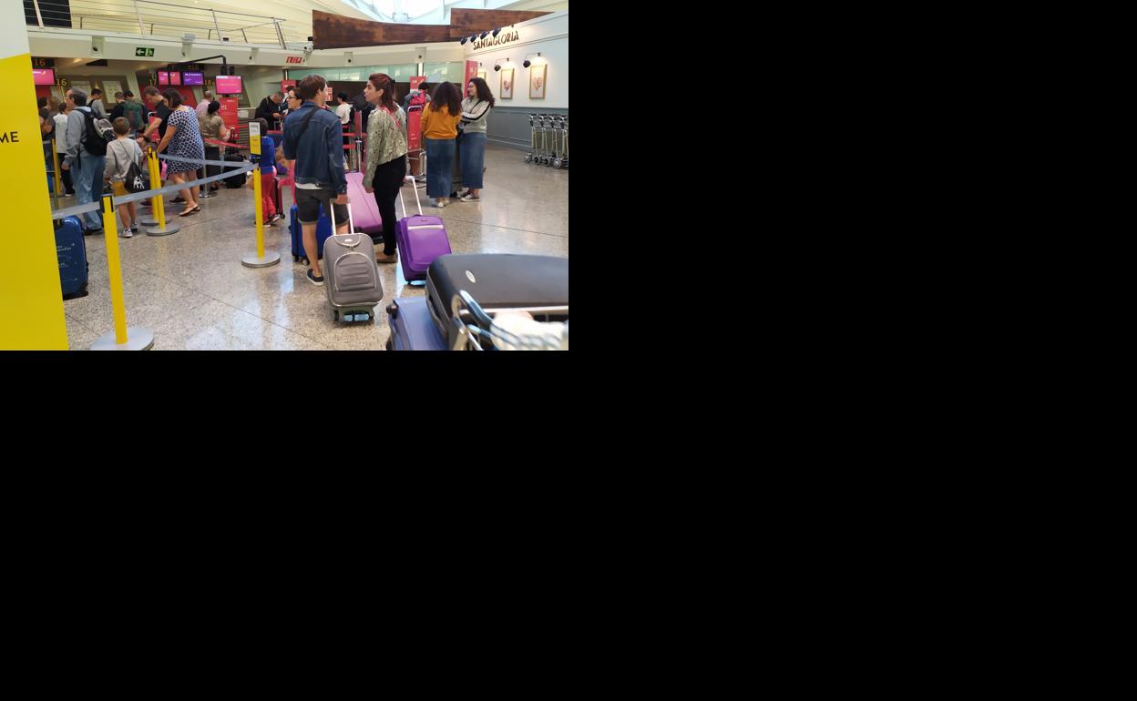 Pasajeros esperan facturar las maletas durante el paro en Loiu. 