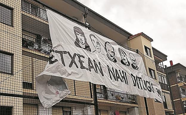 Pancarta colocada en la valla de la ikastola Zubimusu de Villabona