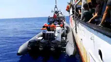 Momento del rescate de ocho migrantes