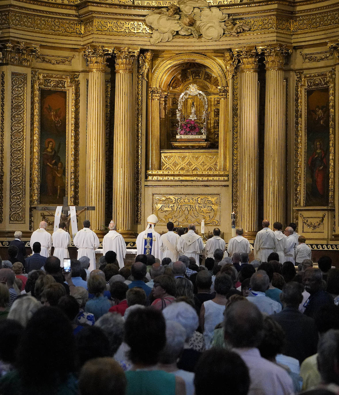 Fotos: La Salve llena la basílica de Santa María