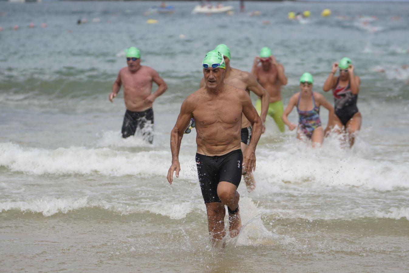 Fotos: Los adultos terminan la travesía a nado