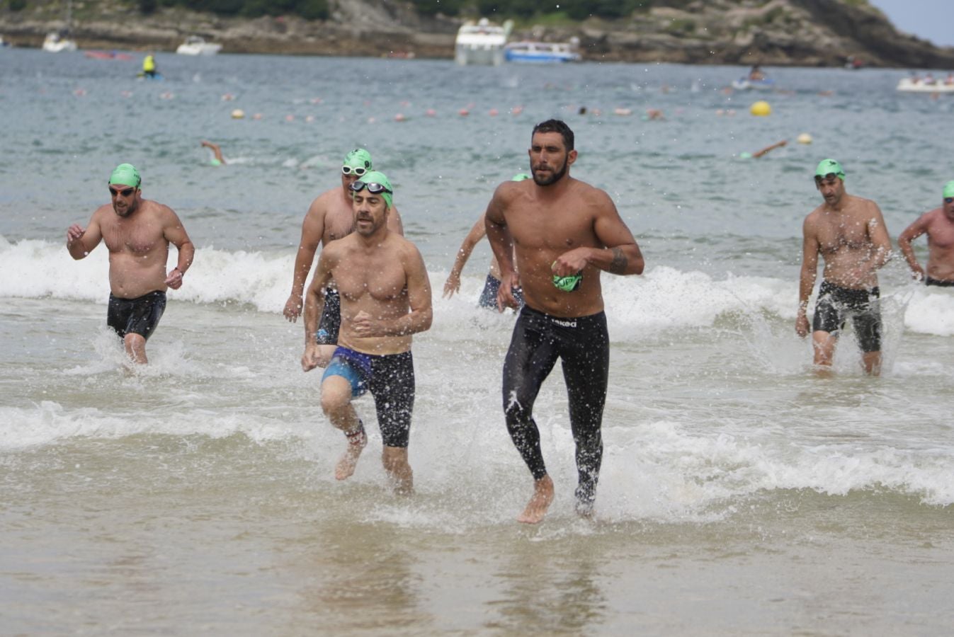 Fotos: Los adultos terminan la travesía a nado