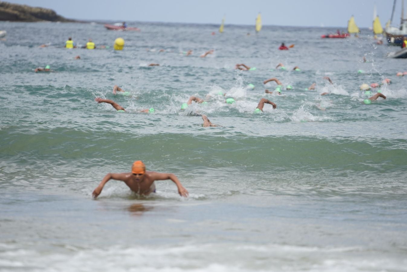 Fotos: Los adultos terminan la travesía a nado