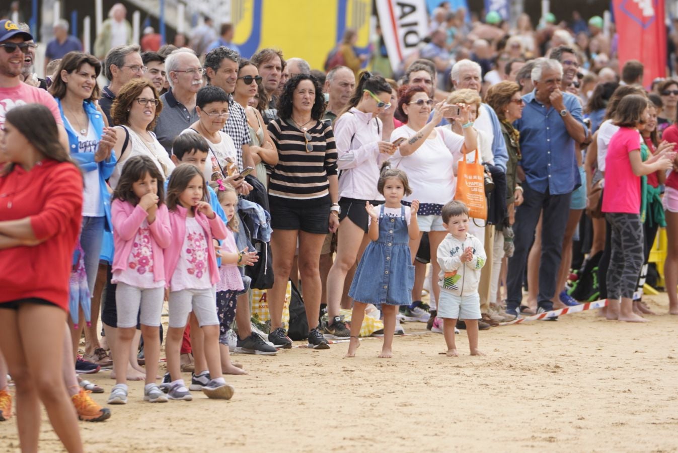 Fotos: Los adultos terminan la travesía a nado