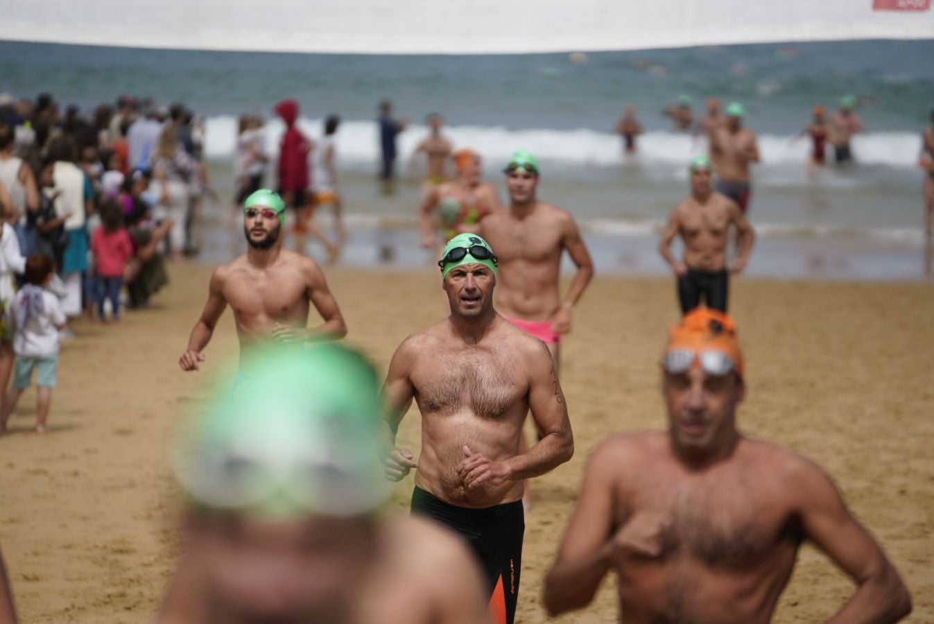 Fotos: Los adultos terminan la travesía a nado