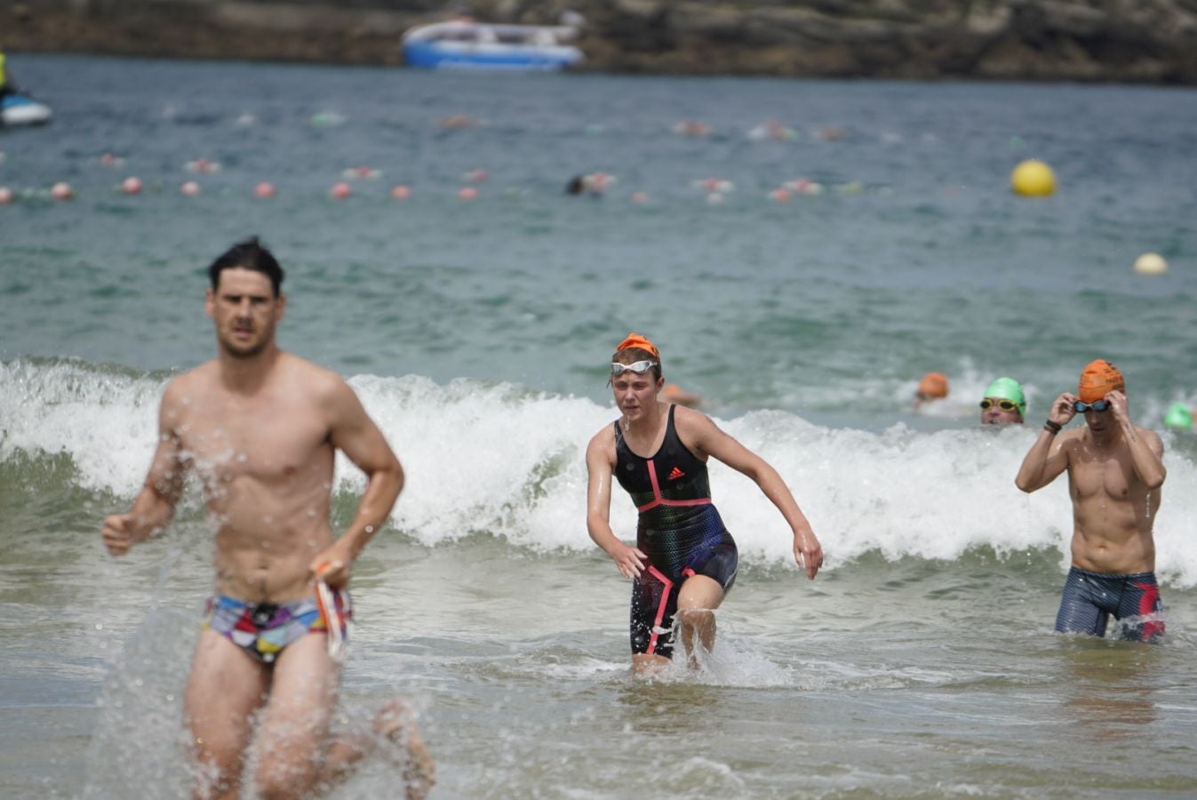 Fotos: Los adultos terminan la travesía a nado