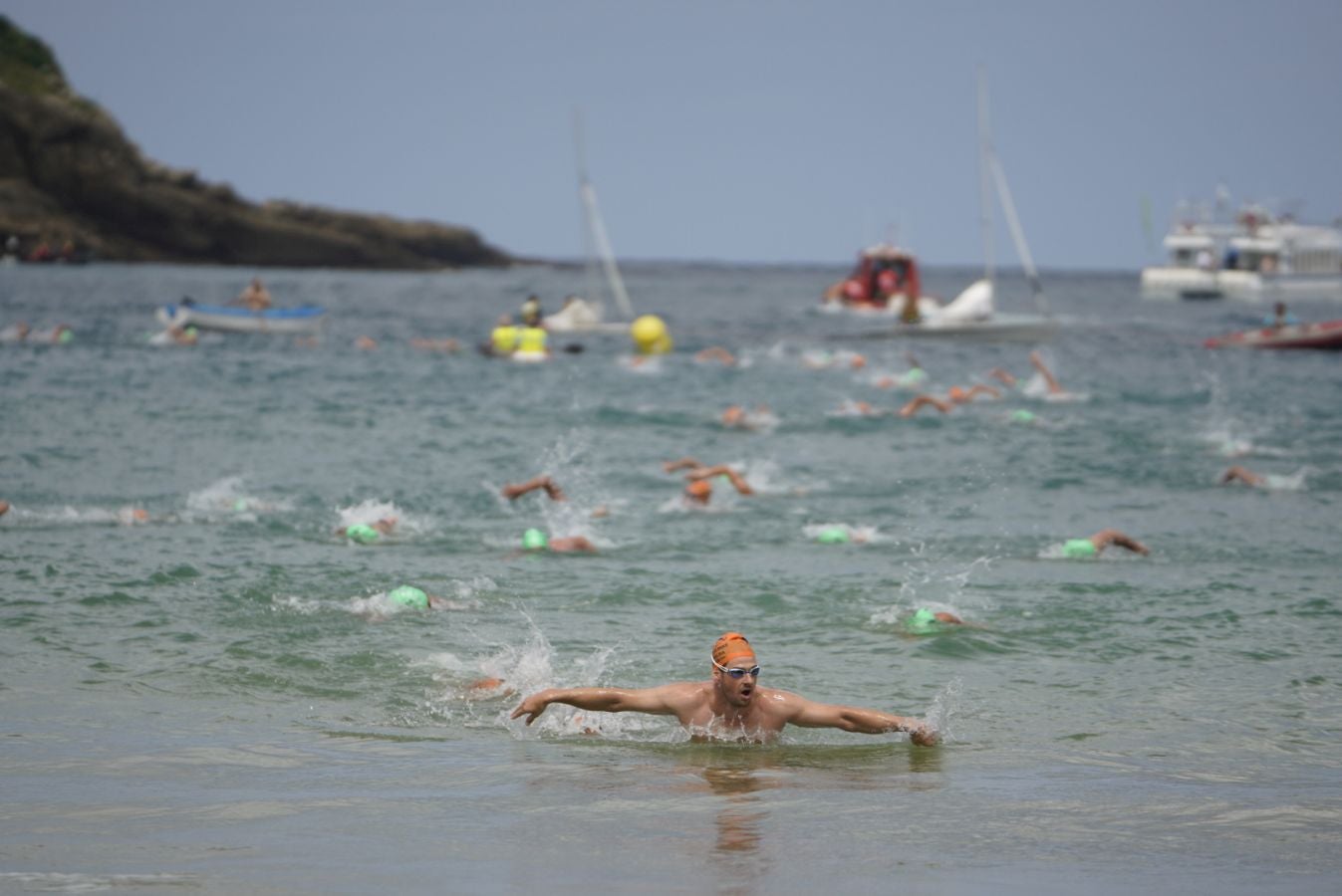 Fotos: Los adultos terminan la travesía a nado