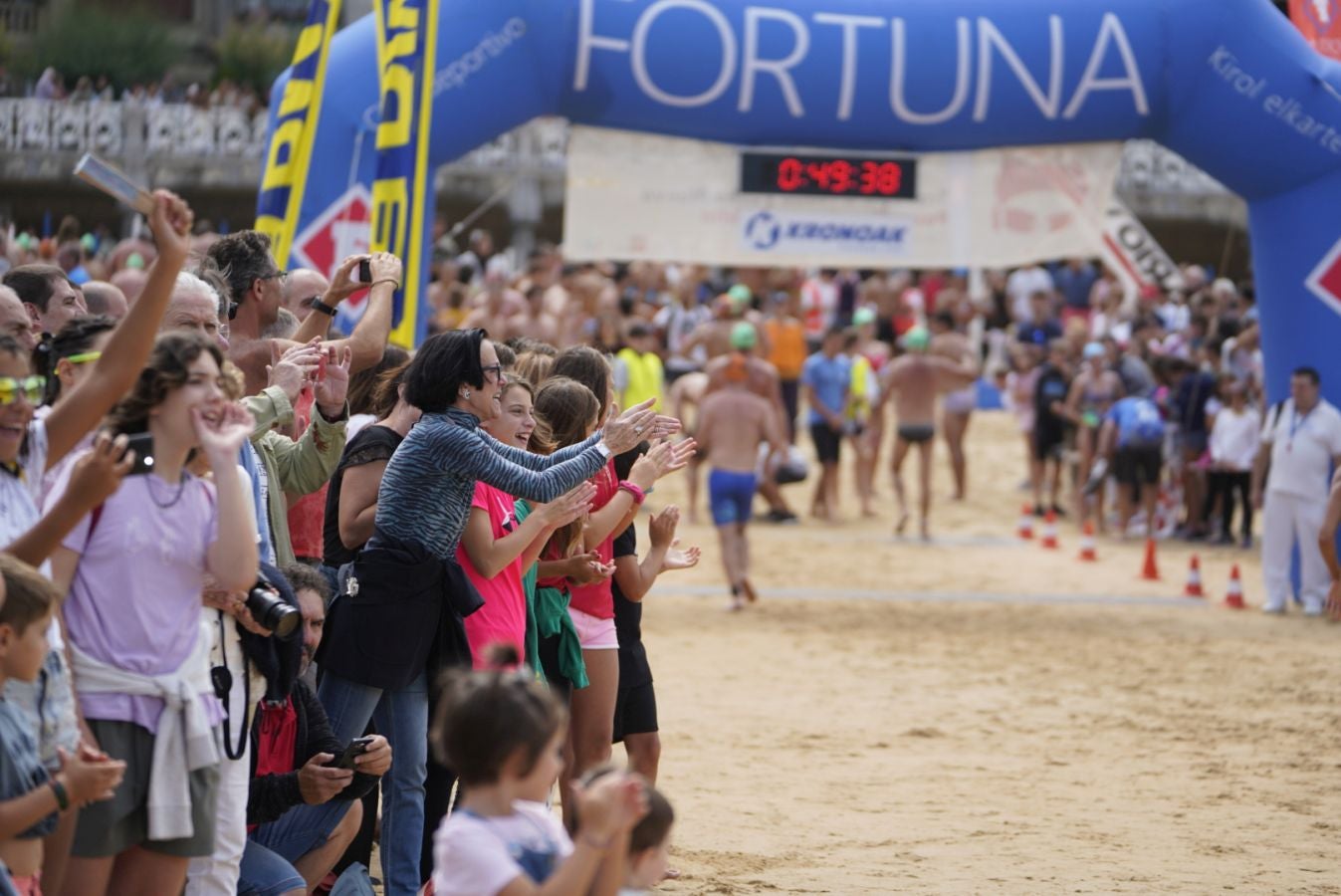 Fotos: Los adultos terminan la travesía a nado