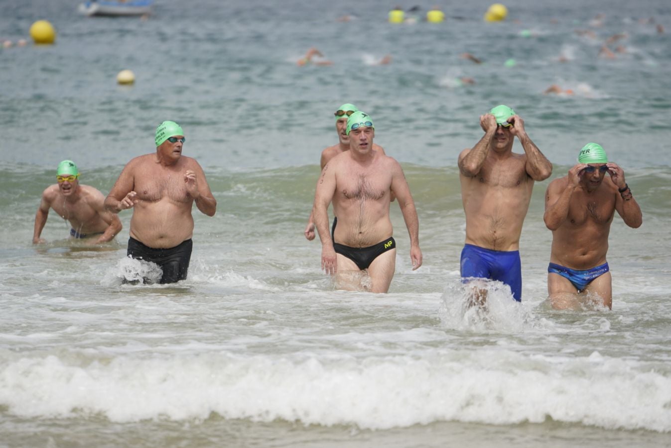 Fotos: Los adultos terminan la travesía a nado
