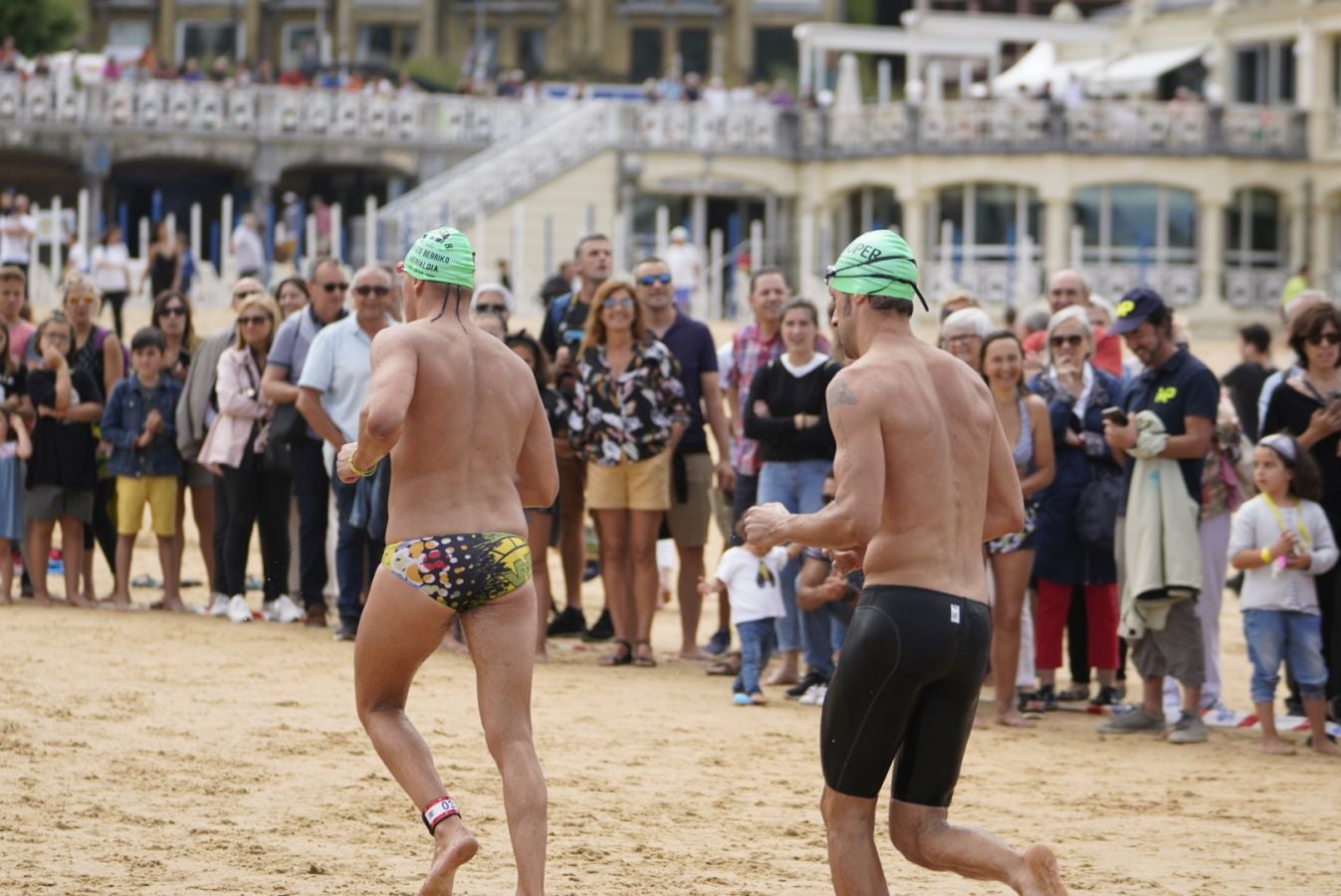 Fotos: Los adultos terminan la travesía a nado