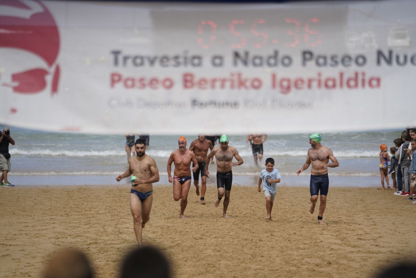 Fotos: Los adultos terminan la travesía a nado