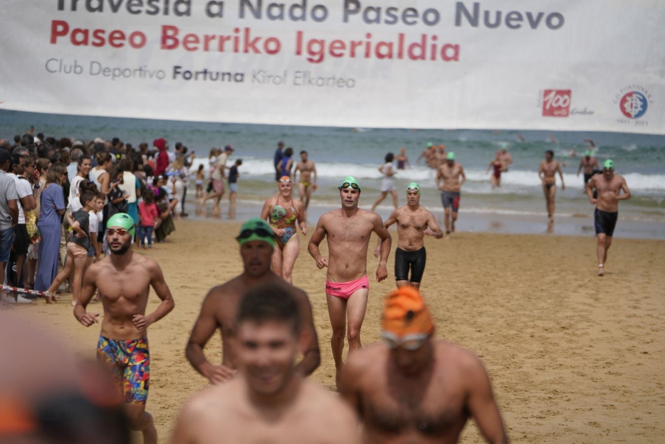 Fotos: Los adultos terminan la travesía a nado
