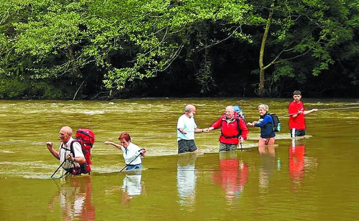 Participantes en la travesía Red Comète cruzan el Bidasoa. 