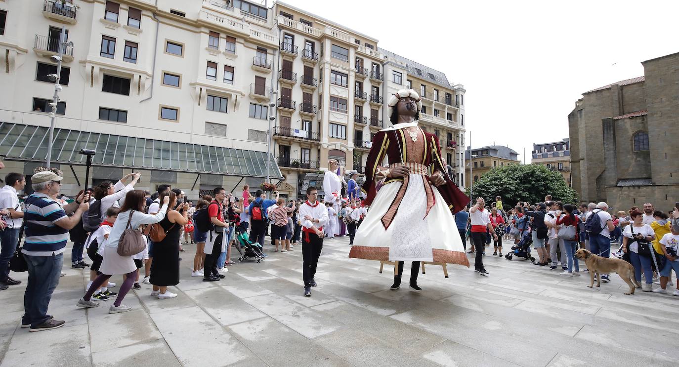 Fotos: Los gigantes de Irun se «hermanan» con los de Donostia