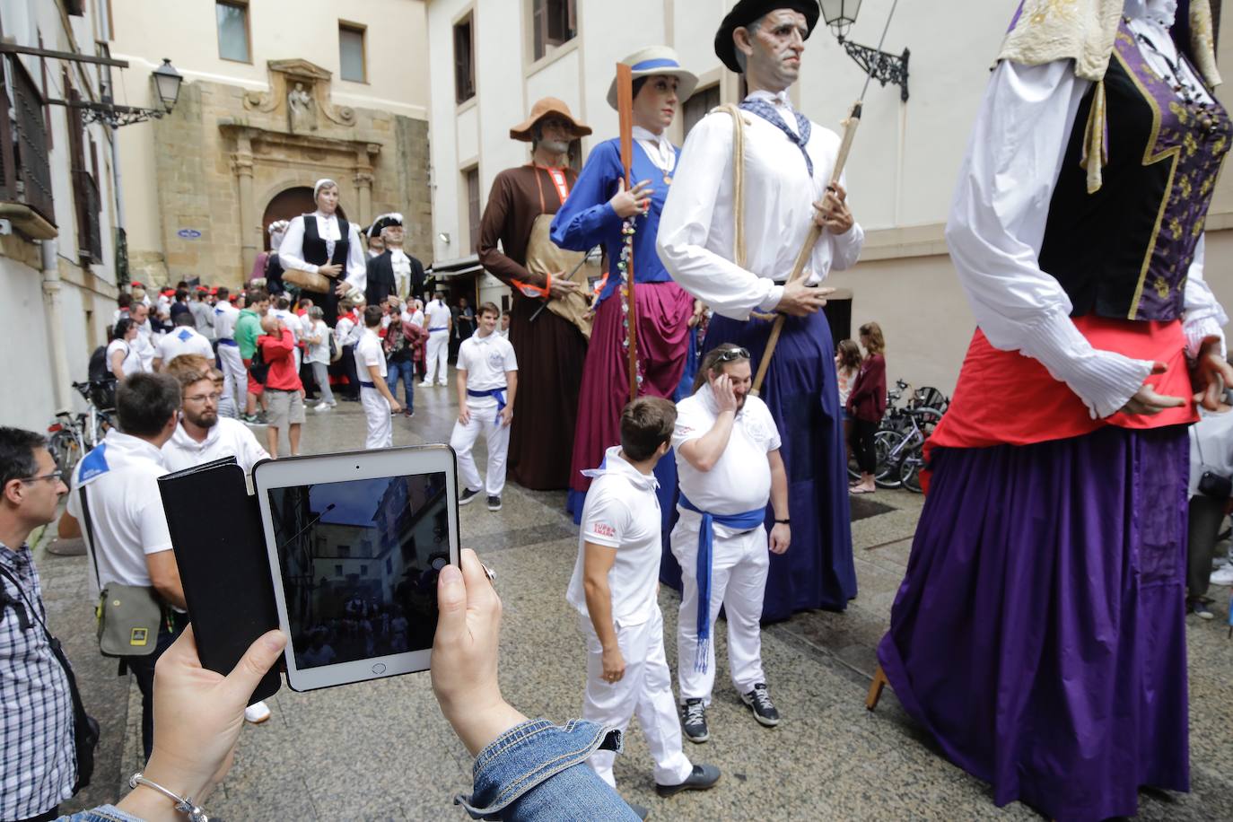 Fotos: Los gigantes de Irun se «hermanan» con los de Donostia