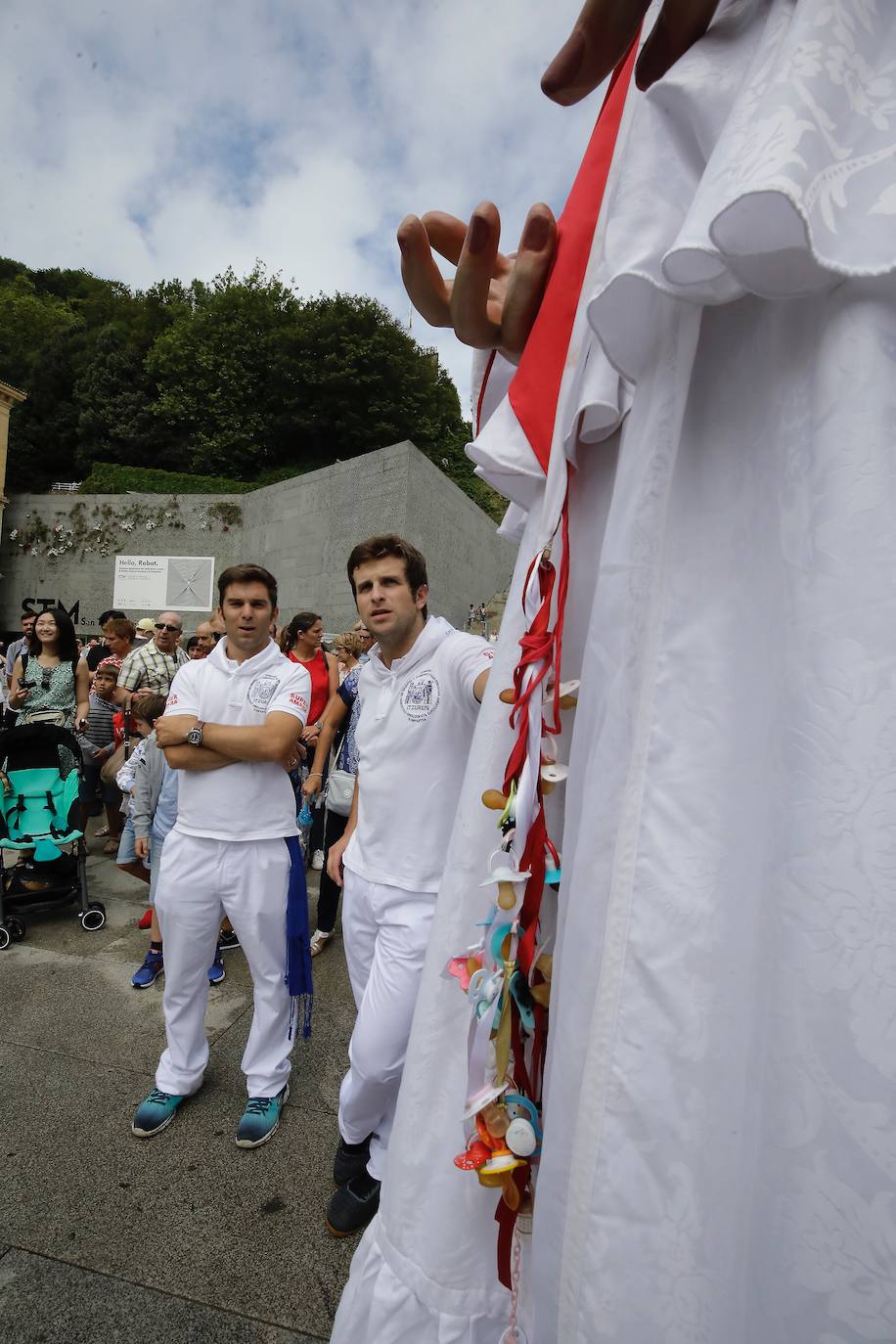 Fotos: Los gigantes de Irun se «hermanan» con los de Donostia