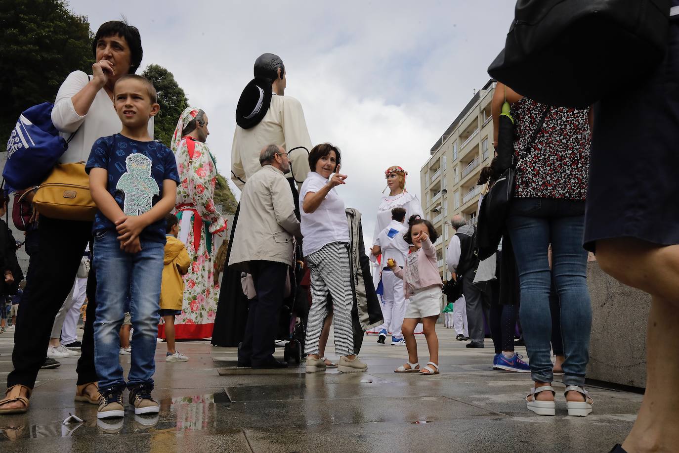 Fotos: Los gigantes de Irun se «hermanan» con los de Donostia