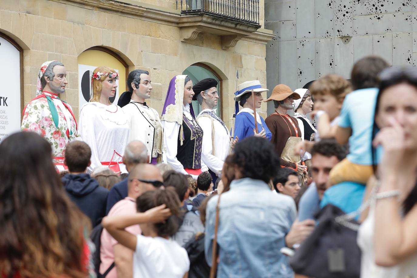 Fotos: Los gigantes de Irun se «hermanan» con los de Donostia