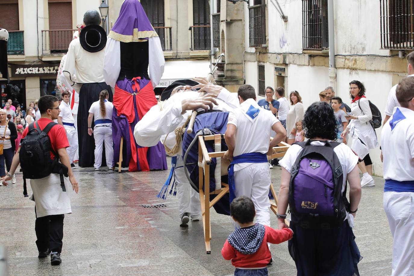 Fotos: Los gigantes de Irun se «hermanan» con los de Donostia