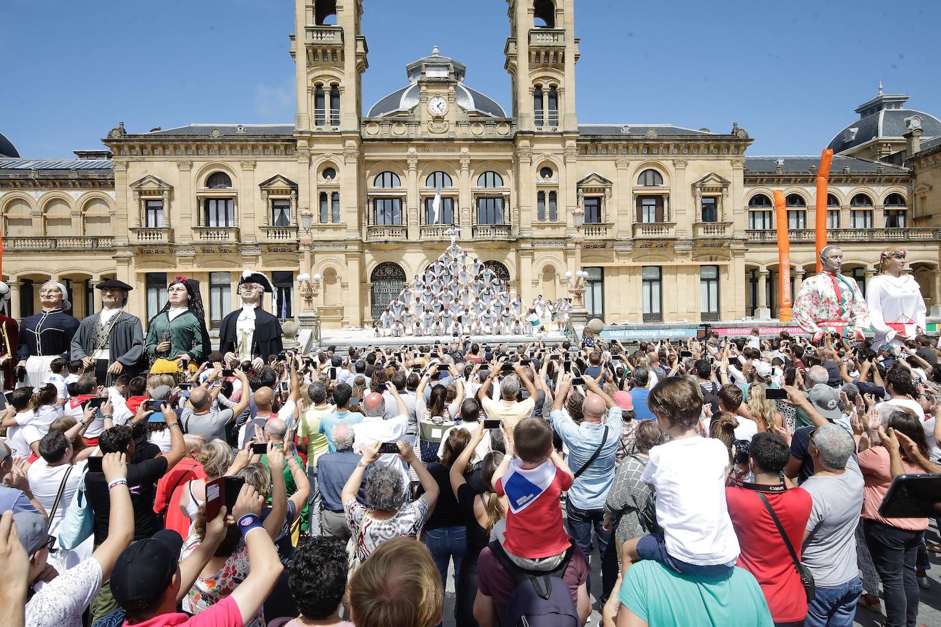 Fotos: Los gigantes de Irun se «hermanan» con los de Donostia