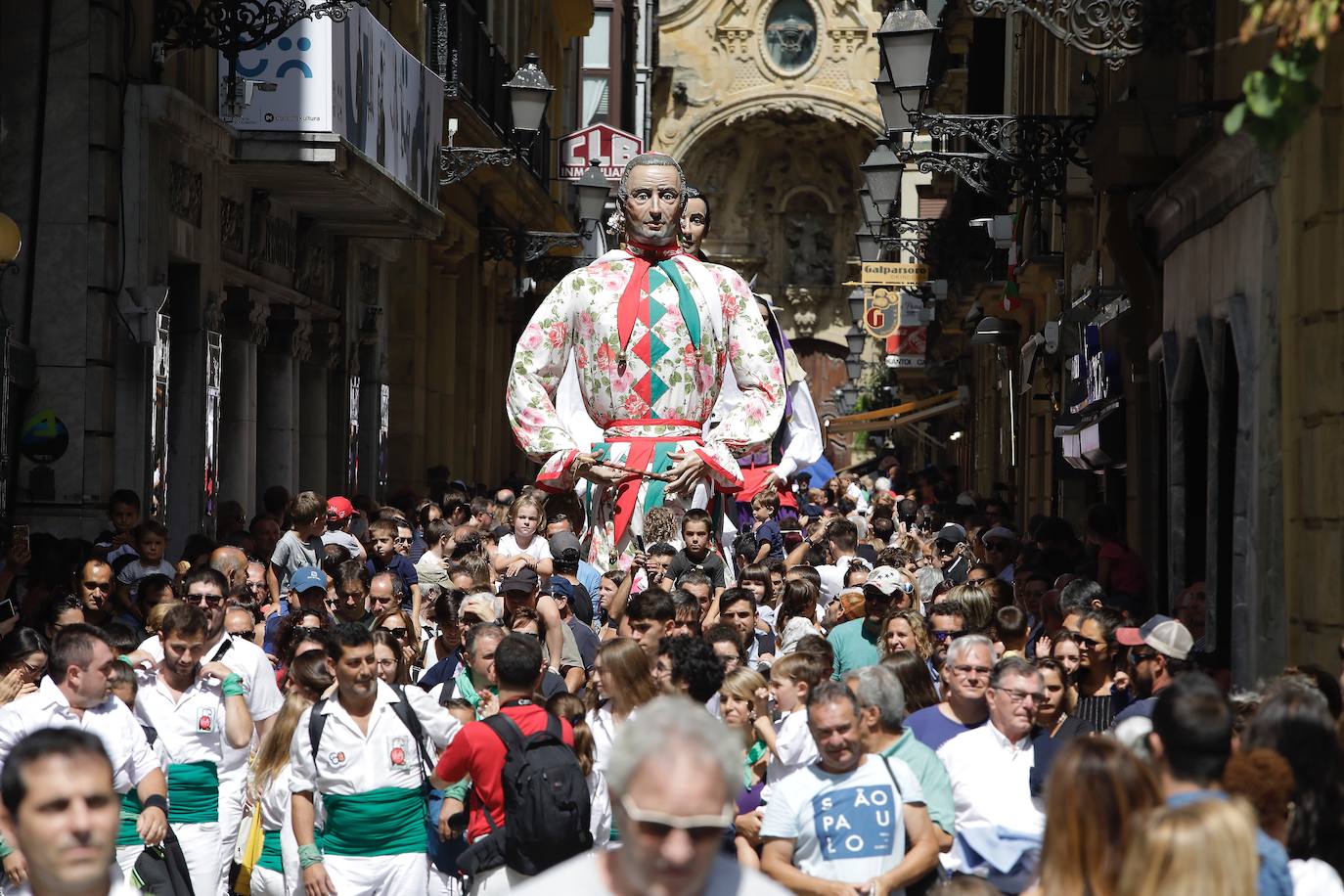 Fotos: Los gigantes de Irun se «hermanan» con los de Donostia