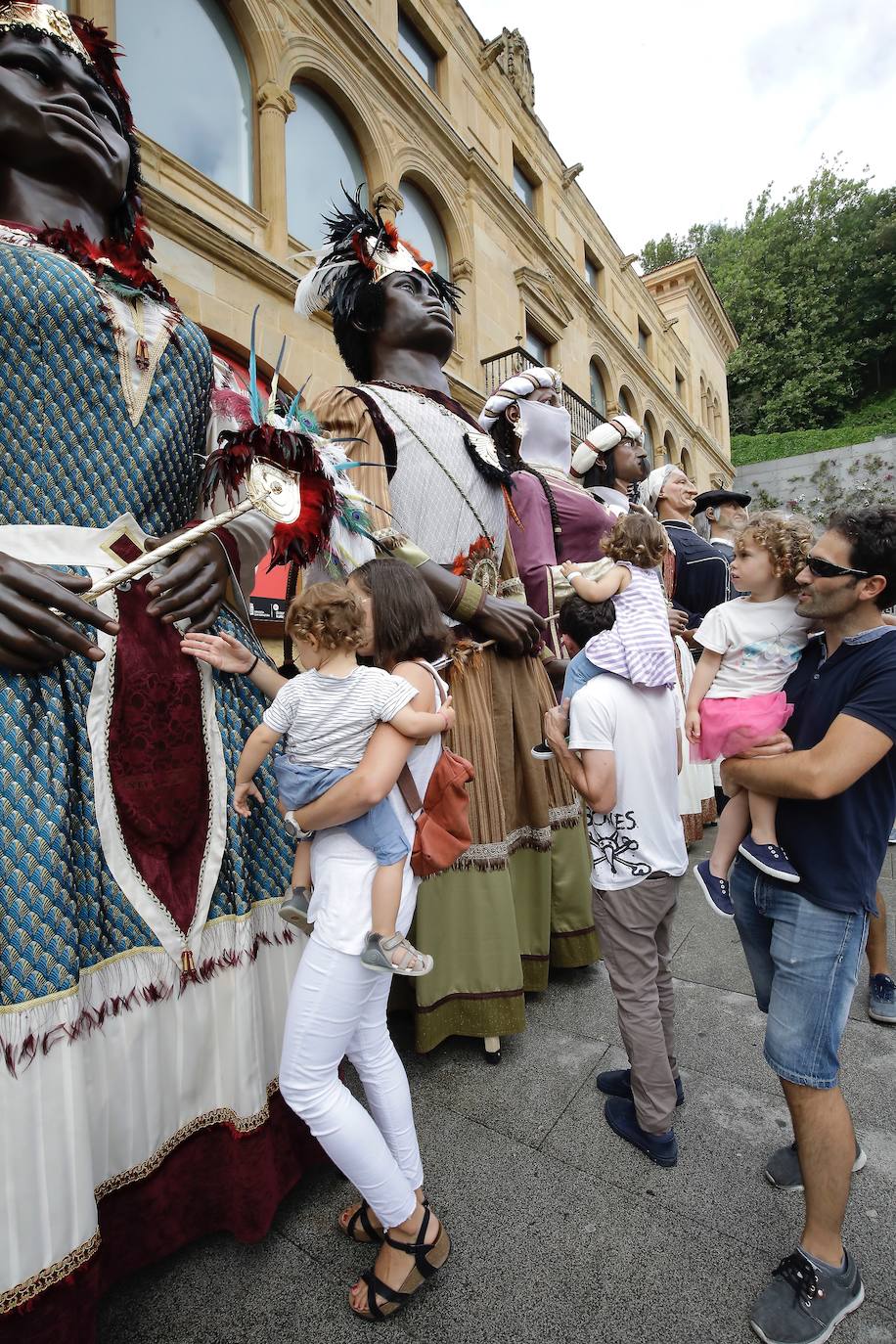 Fotos: Los gigantes de Irun se «hermanan» con los de Donostia