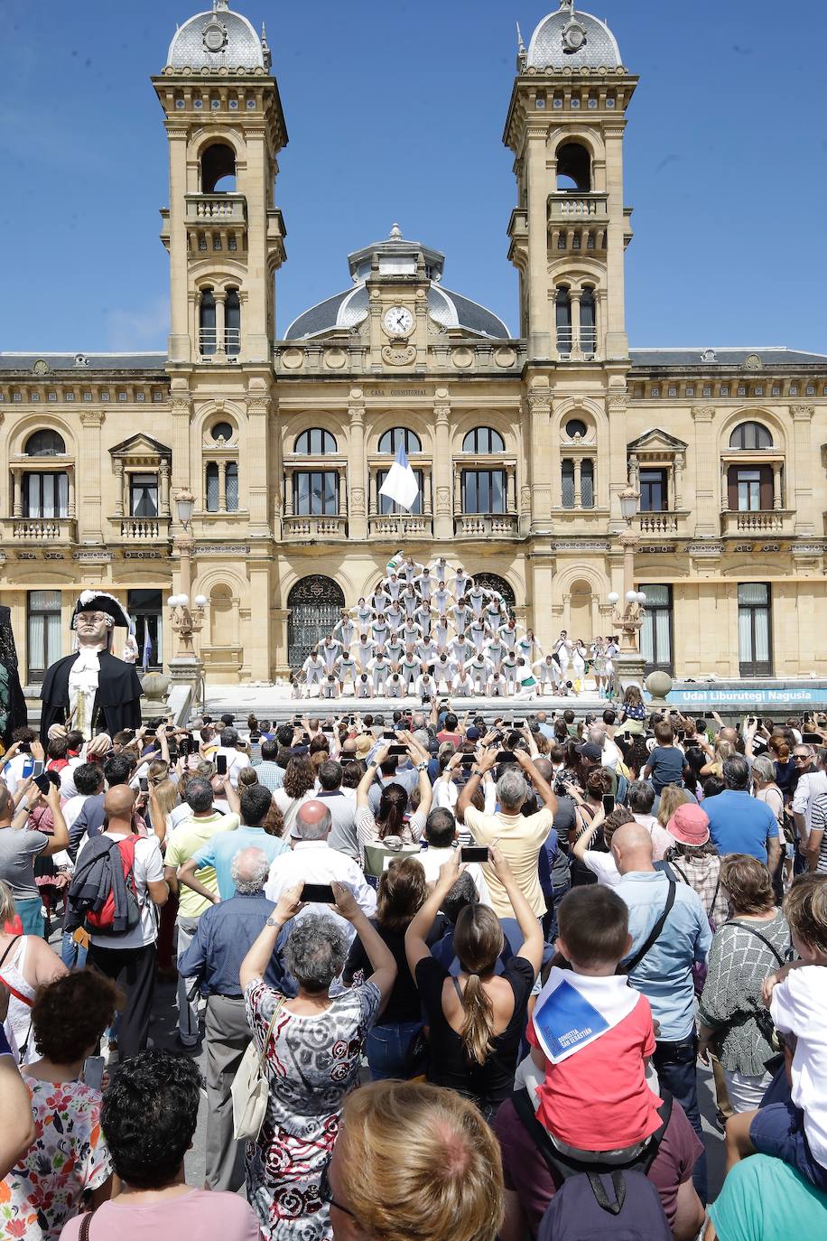 Fotos: Los gigantes de Irun se «hermanan» con los de Donostia