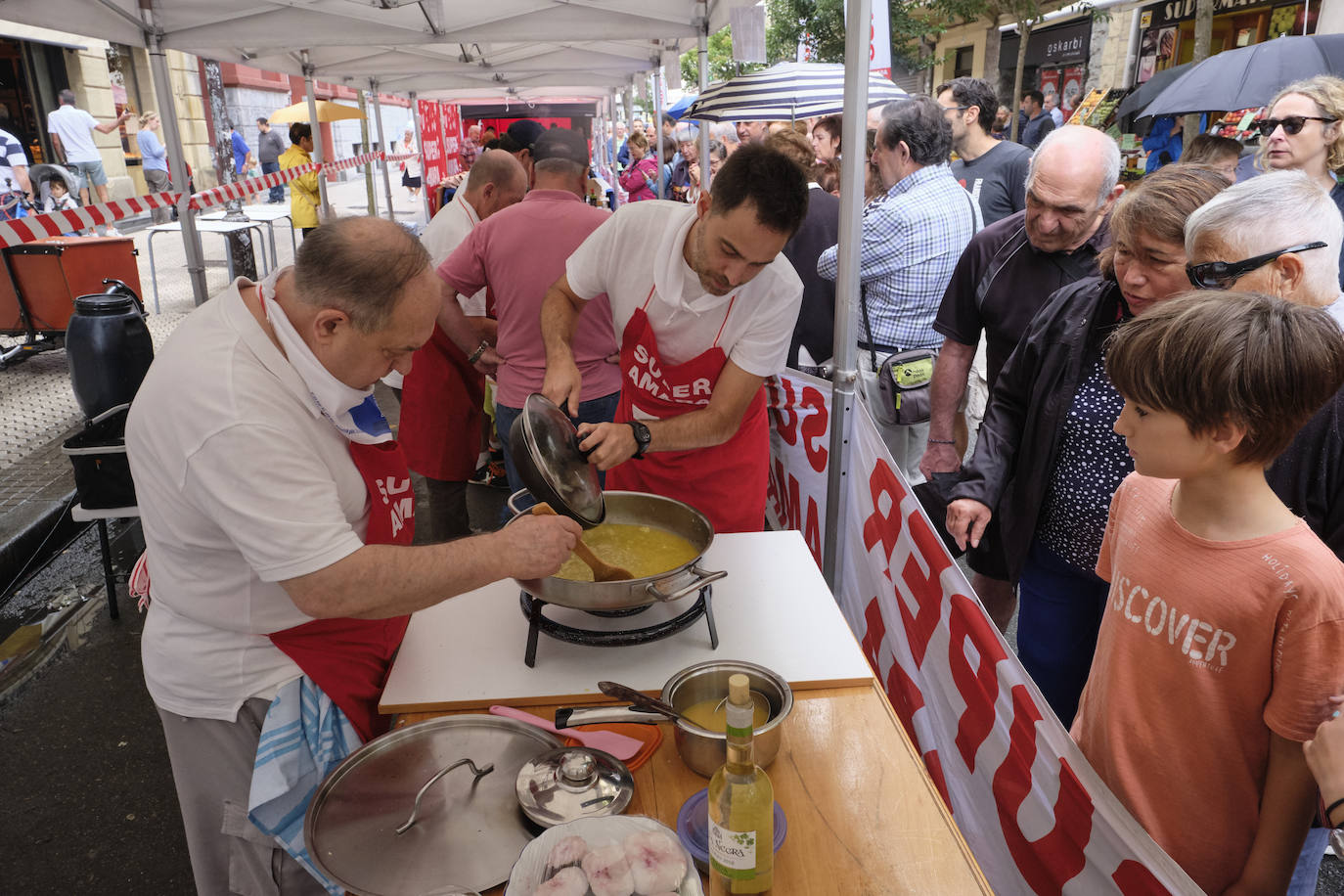Fotos: Concurrido concurso de merluza en la calle Matia