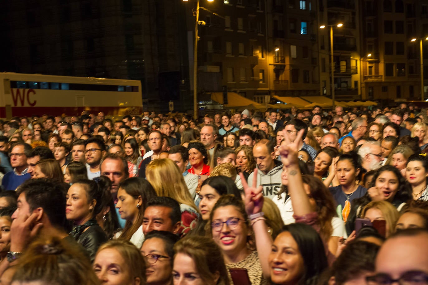 Fotos: Alex Ubago arrasa en Sagües