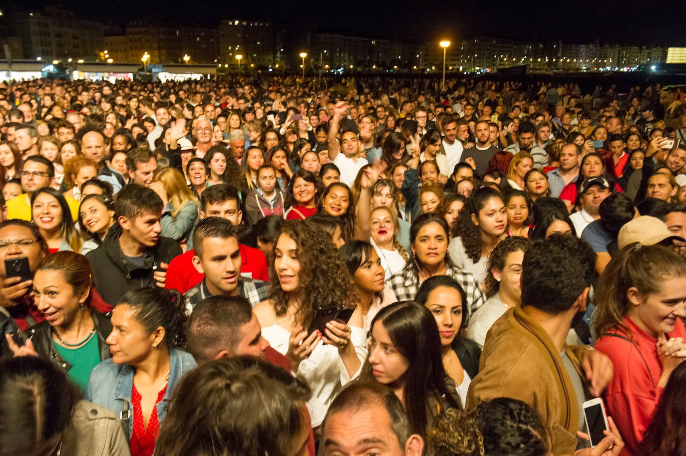 Fotos: Alex Ubago arrasa en Sagües
