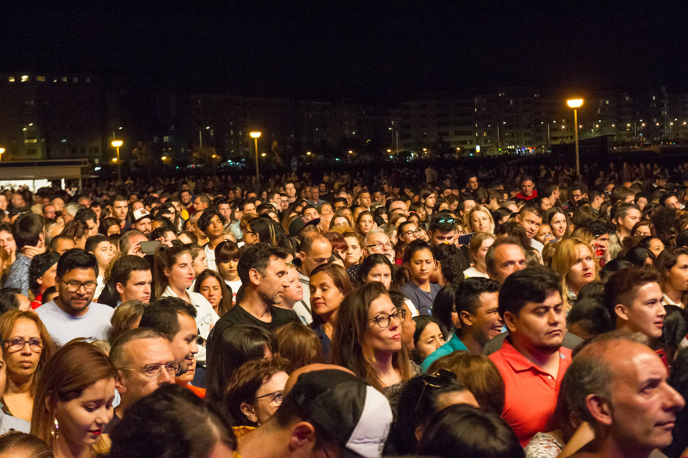 Fotos: Alex Ubago arrasa en Sagües