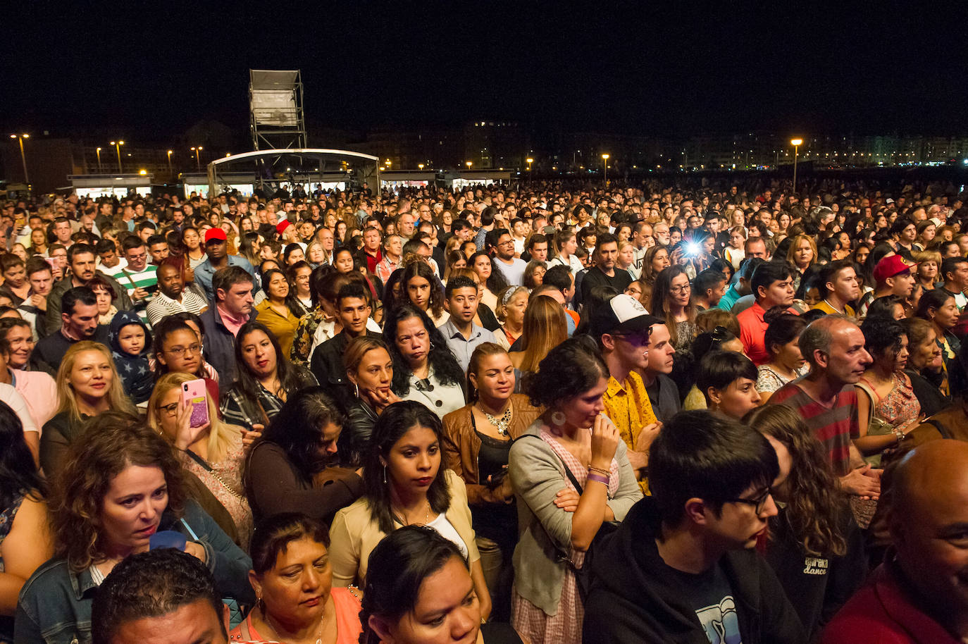 Fotos: Alex Ubago arrasa en Sagües