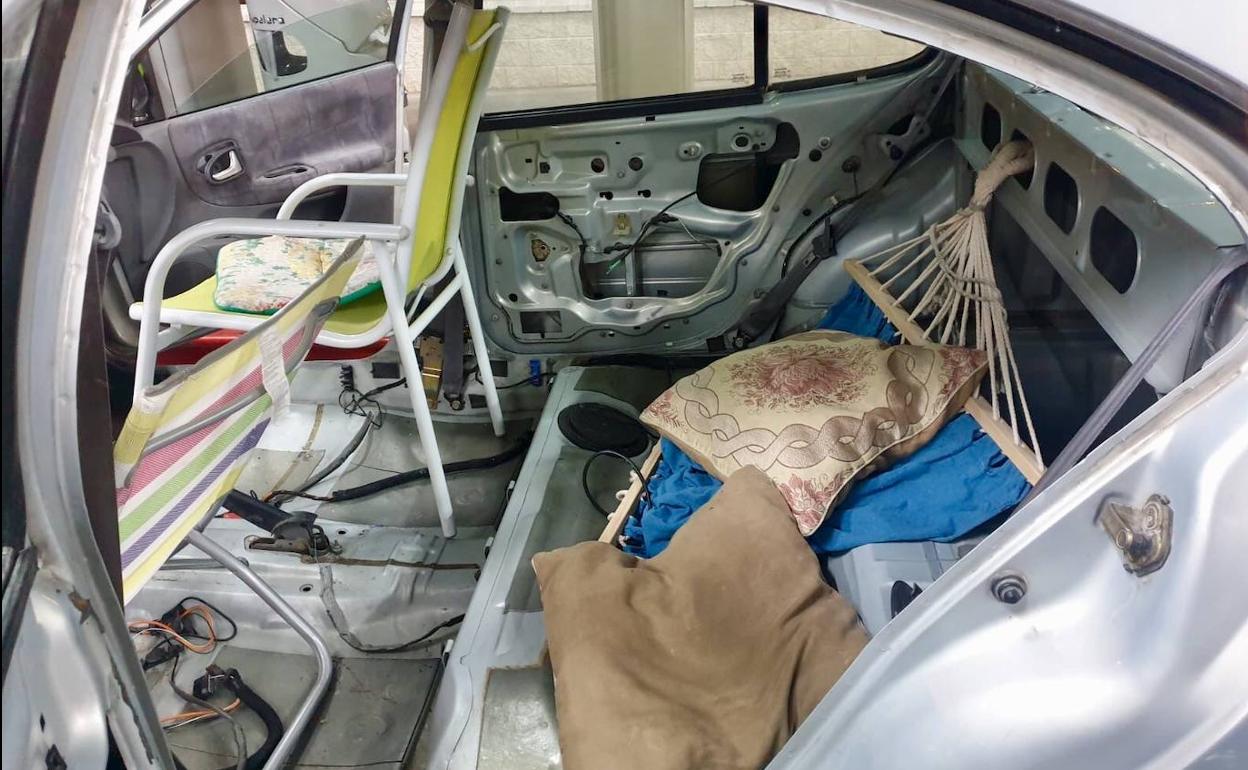 El interior del coche que ha sido retirado de la circulación.