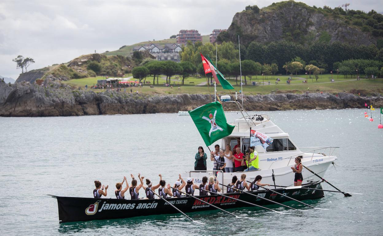 Zuriñe Alberdi ondea la bandera castreña ante la Madalen. 