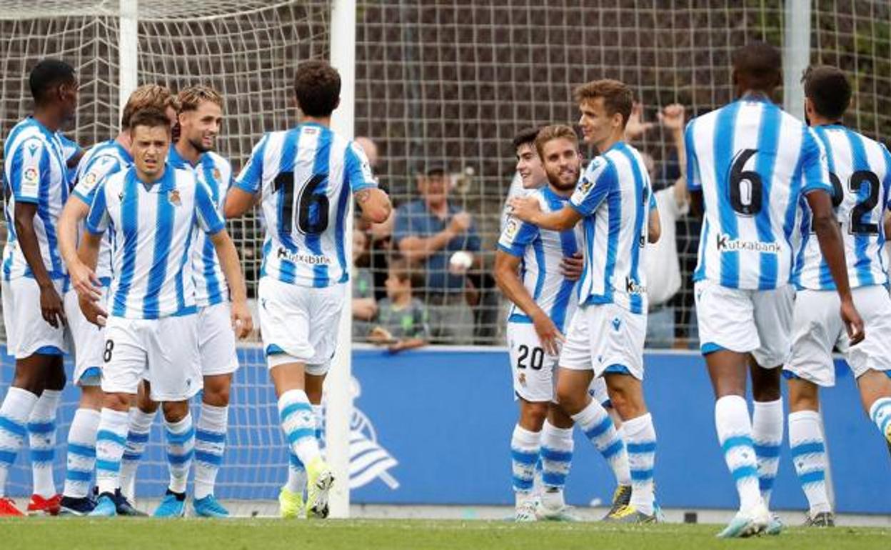 Los jugadores de la Real Sociedad celebran un gol durante la pretemporada. 