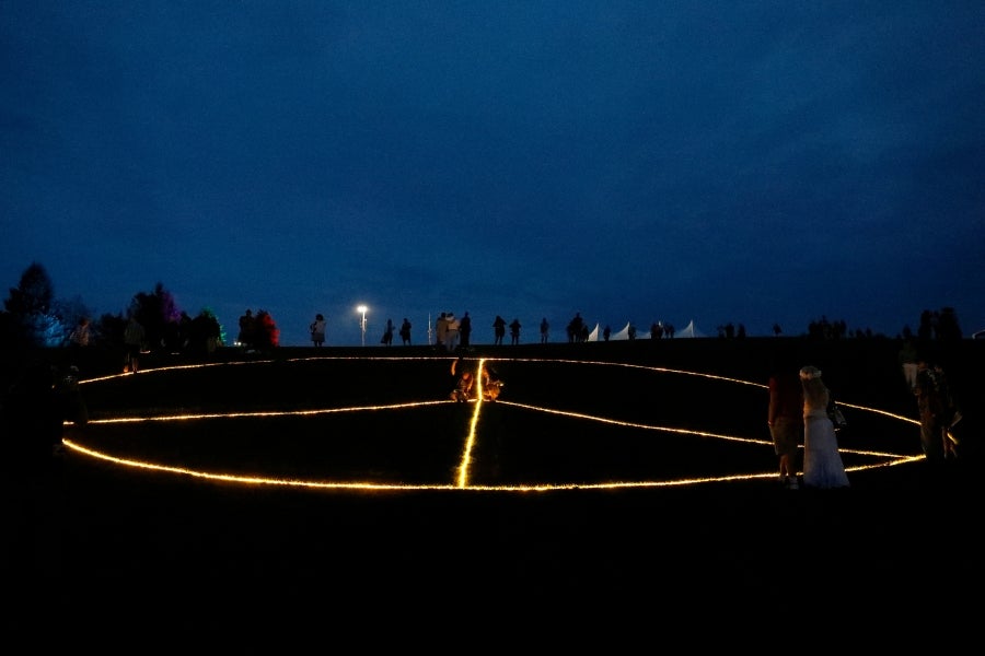 Woodstock se ha convertido en un festival de referencia para los amantes de la naturaleza, la música y la historia. Situada al norte de Nueva York, la ciudad que da su nombre al Festival fue el refugio de grandes músicos como Bob Dylan o Jimmy Hendrix. Actualmente, recibe la visita de cientos de personas que desean pasar un fin de semana rodeados de buenas vibraciones, música, paz y amor. 