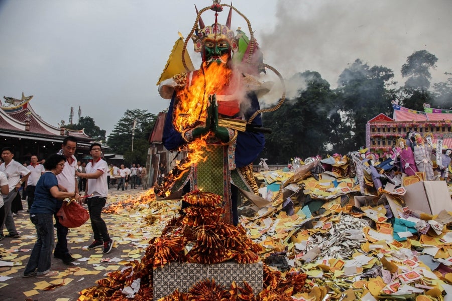 En Sudan, al norte de Sumatra, tiene lugar el Festival del fantasma hambriento. Así, se queman cientos de casas de papel y otros símbolos de riqueza encima de barcos o delante de templos locales. 