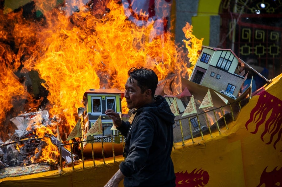 En Sudan, al norte de Sumatra, tiene lugar el Festival del fantasma hambriento. Así, se queman cientos de casas de papel y otros símbolos de riqueza encima de barcos o delante de templos locales. 