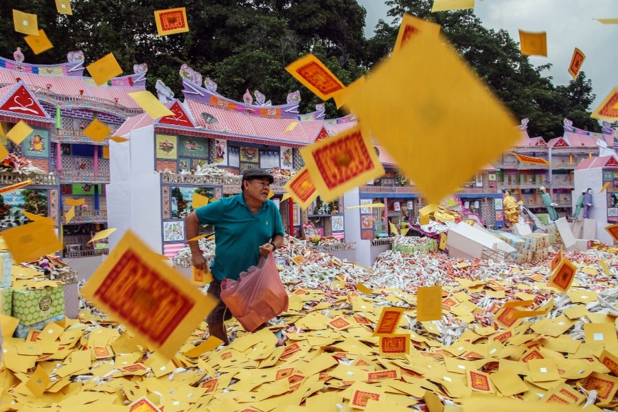 En Sudan, al norte de Sumatra, tiene lugar el Festival del fantasma hambriento. Así, se queman cientos de casas de papel y otros símbolos de riqueza encima de barcos o delante de templos locales. 