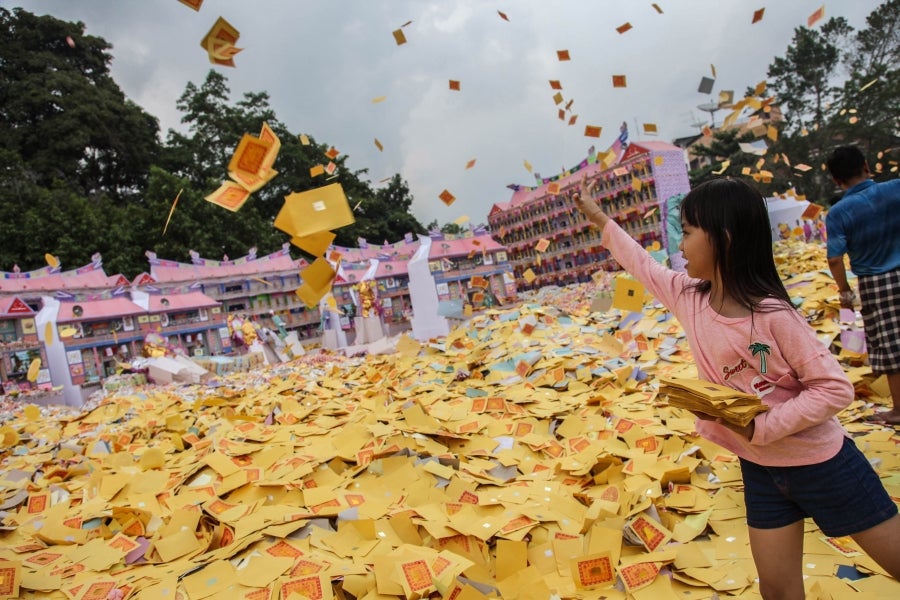 En Sudan, al norte de Sumatra, tiene lugar el Festival del fantasma hambriento. Así, se queman cientos de casas de papel y otros símbolos de riqueza encima de barcos o delante de templos locales. 