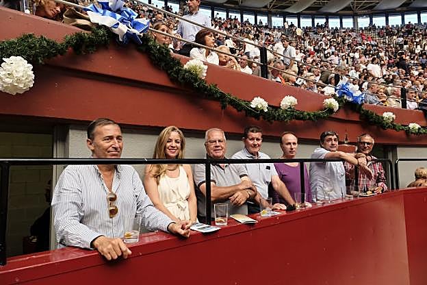 Miguel Sarriegui, responsable comercial de Teledonosti, junto a otros espectadores en la barrera de Illunbe. 
