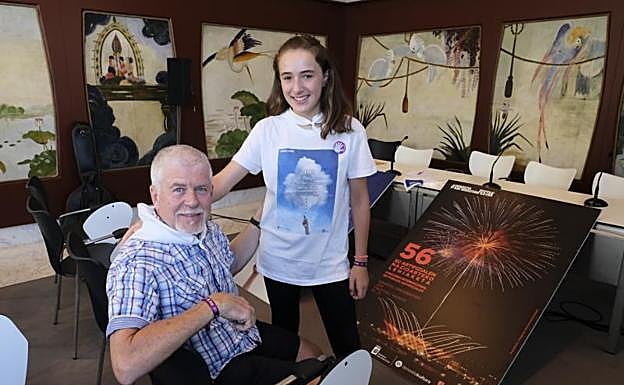 Ángel Arnedo y Zulai Zabalegui son dos de los más de treinta voluntarios que colaboran en los distintos actos de Semana Grande. 