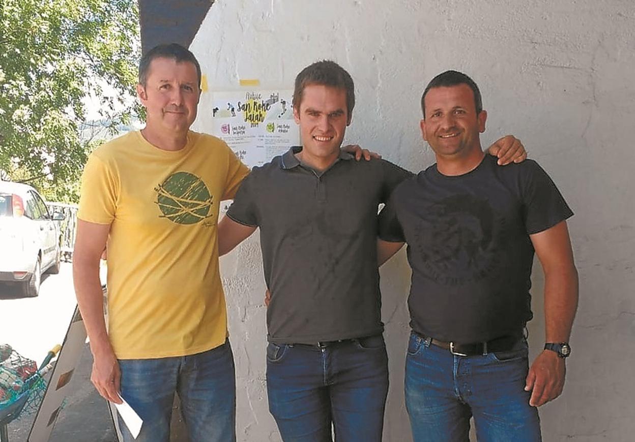 Asier Lizarralde, entre Santos Zubimendi y Jon Gabilondo.