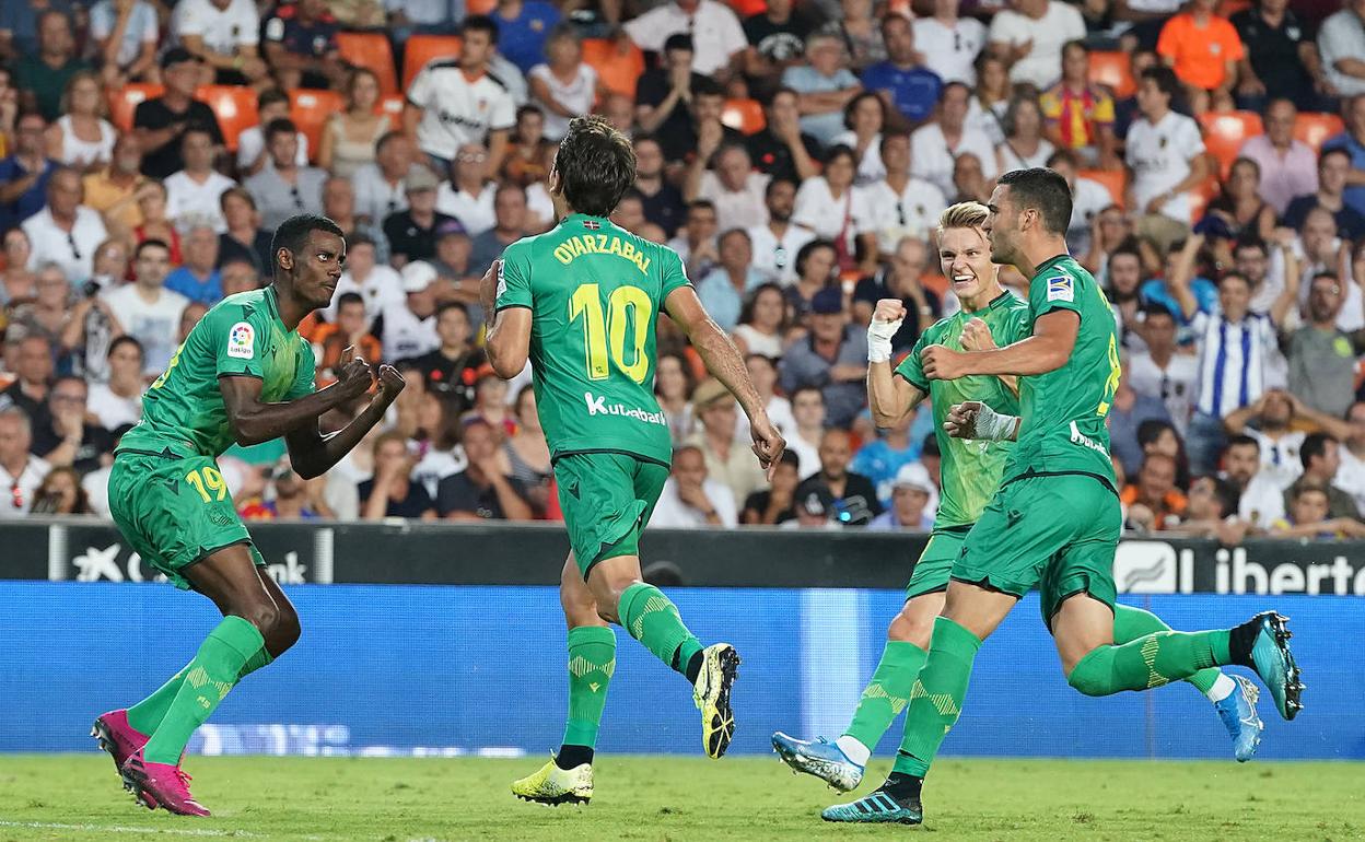 Los jugadores de la Real celebran el gol materializado por Mikel Oyarzabal. 
