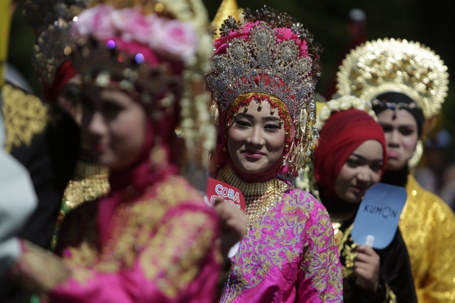 En Banda Aceh, Indonesia, celebran el 74 aniversario de la Independencia del país con un gran carnaval que reúne a vecinos y estudiantes entorno a creativas creaciones. 