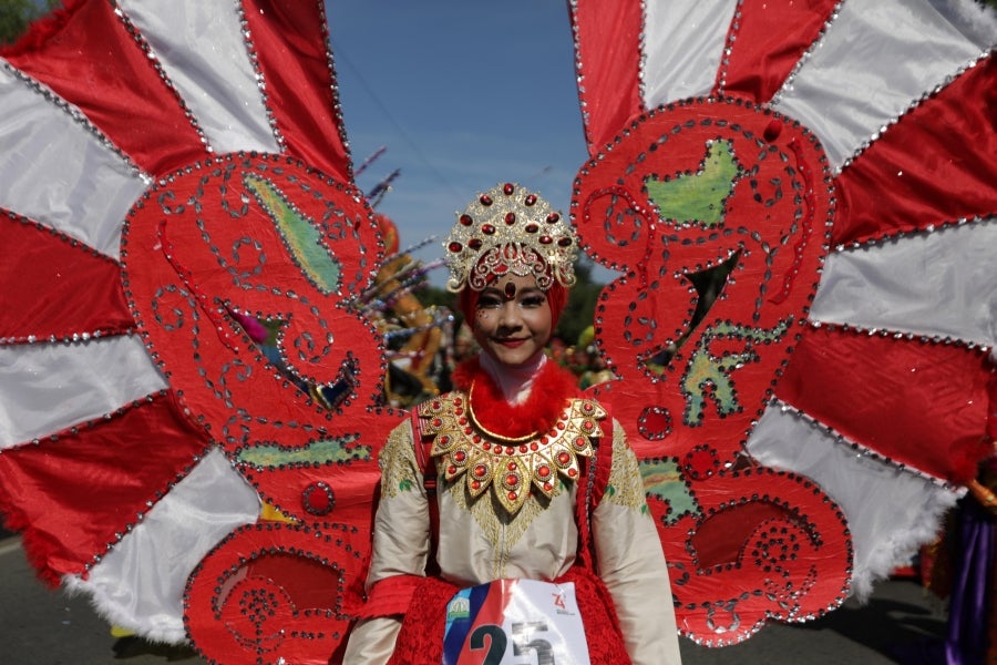 En Banda Aceh, Indonesia, celebran el 74 aniversario de la Independencia del país con un gran carnaval que reúne a vecinos y estudiantes entorno a creativas creaciones. 