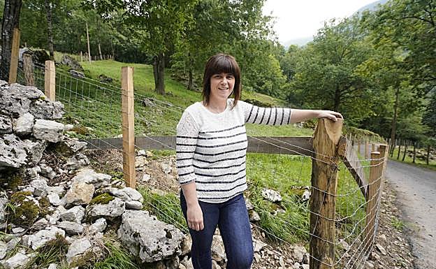 Uxue Artola junto al recinto en Amezketa donde prevé desarrollar la cría de cerdos. 