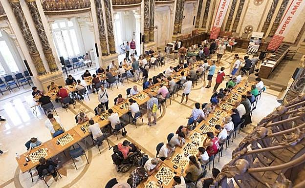 Un total de 85 jugadores se sentaron ante los tableros instalados en el salón de plenos del Ayuntamiento