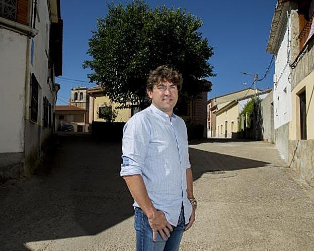 El secretario general del PSE-EE de Gipuzkoa, Eneko Andueza, en Morales de Toro, el pueblo zamorano donde pasa unos días de descanso.